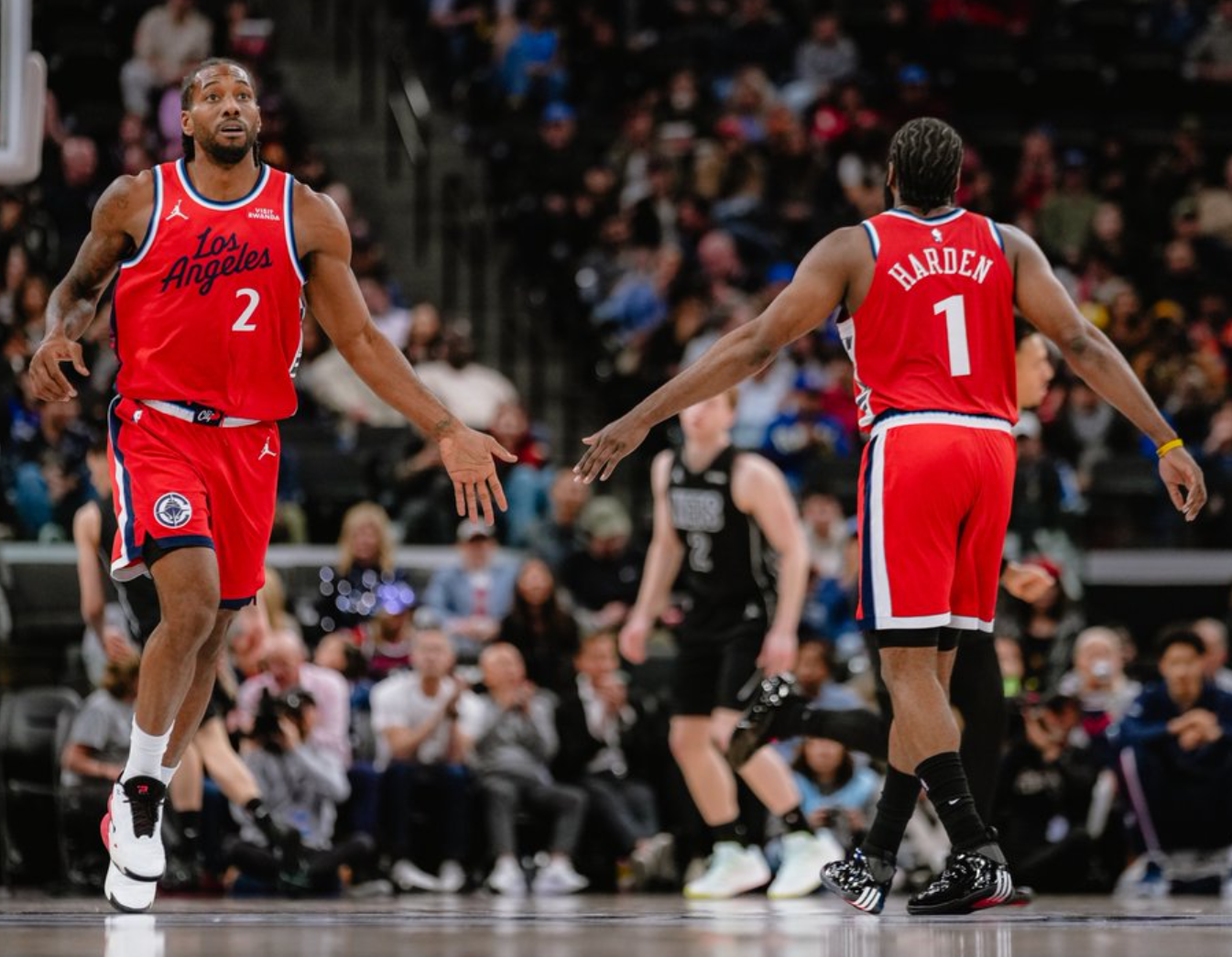 卢盛赞哈登扛起球队！快船距前六仅4.5胜场 官方晒8数据力挺登哥